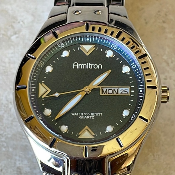 Armitron men battery water resistant 165ft stainless steel date&day - Picture 1 of 8